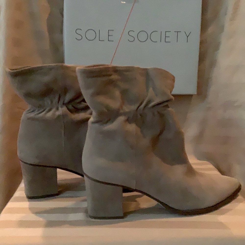 SOLE SOCIETY SO-DEMETRIA suede ankle boots. Color - Fall Taupe; 11M
